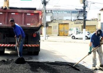 Prefeitura de Caraguatatuba executa Operação Tapa-Buraco na Avenida Miguel Varlez no Jardim Primavera