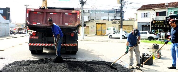 Prefeitura de Caraguatatuba executa Operação Tapa-Buraco na Avenida Miguel Varlez no Jardim Primavera
