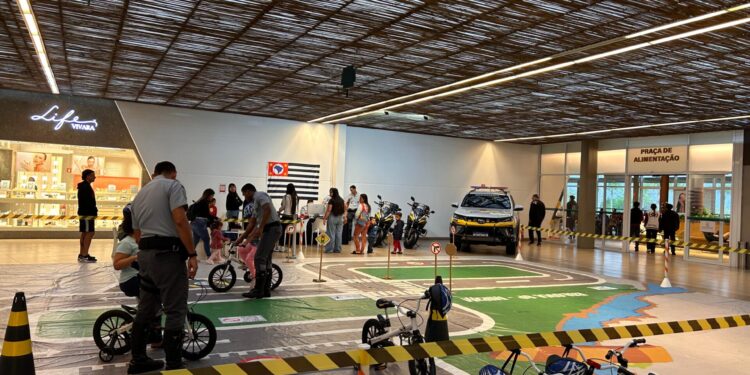 Serramar Shopping promove circuito de educação no trânsito para crianças