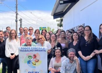 Cine Hartãt exibe documentário indígena “Do Colo da Terra” no dia 17 de outubro em Caraguatatuba O projeto Cine Hartãt exibe no dia 17 de outubro (sábado), às 19h, o documentário “Do Colo da Terra”, dirigido por Renata Meirelles e David Vêluz. A sessão é gratuita e ocorre no Ponto de Cultura Viva Espaço Hartãt – Acervo Indígena, em Caraguatatuba.  A exibição marca o encerramento do ciclo de sessões do Cine Hartãt em 2026 – projeto dedicado à difusão audiovisual, ao diálogo intercultural e à valorização dos povos indígenas, assim como de seus conhecimentos, expressões culturais e diferentes formas de relação com o território.  O longa-metragem apresenta o cotidiano, a espiritualidade e a profunda relação com a natureza presentes na infância de quatro povos indígenas brasileiros: Baniwa, Khisetjê, Guarani Kaiowá e Guarani Ñandeva.  A produção propõe um olhar sensível sobre diferentes formas de viver e compreender a infância, evidenciando conhecimentos, práticas culturais, vínculos comunitários e a relação das crianças indígenas com seus territórios e com os elementos da natureza. Logo após a exibição, haverá uma roda de conversa.  A programação contará com intérprete de Libras durante a exibição do filme e, em seguida, na roda de conversa, ampliando o acesso e a participação do público.  Quem chegar antes do início da sessão também poderá conhecer a exposição “Arte Indígena Xinguana”, formada por peças originais provenientes do Xingu, incluindo objetos utilizados na tradicional Festa do Kuarup.  O Ponto de Cultura Viva Espaço Hartãt está localizado na Rua Bartolomeu Bueno da Silva, nº 1.231, no bairro Martim de Sá. Mais informações através da página  https://www.instagram.com/cine.hartat/.  Serviço  Filme “Do Colo da Terra” – Cine Hartãt Dia 17/10 – Sábado – às 19h Ponto de Cultura Viva Espaço Hartãt l Rua Bartolomeu Bueno da Silva, nº 1.231, na Martim de Sá Duração: 75 minutos Classificação Livre Entrada Gratuita