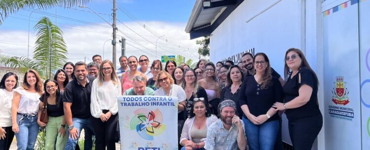 Cine Hartãt exibe documentário indígena “Do Colo da Terra” no dia 17 de outubro em Caraguatatuba O projeto Cine Hartãt exibe no dia 17 de outubro (sábado), às 19h, o documentário “Do Colo da Terra”, dirigido por Renata Meirelles e David Vêluz. A sessão é gratuita e ocorre no Ponto de Cultura Viva Espaço Hartãt – Acervo Indígena, em Caraguatatuba.  A exibição marca o encerramento do ciclo de sessões do Cine Hartãt em 2026 – projeto dedicado à difusão audiovisual, ao diálogo intercultural e à valorização dos povos indígenas, assim como de seus conhecimentos, expressões culturais e diferentes formas de relação com o território.  O longa-metragem apresenta o cotidiano, a espiritualidade e a profunda relação com a natureza presentes na infância de quatro povos indígenas brasileiros: Baniwa, Khisetjê, Guarani Kaiowá e Guarani Ñandeva.  A produção propõe um olhar sensível sobre diferentes formas de viver e compreender a infância, evidenciando conhecimentos, práticas culturais, vínculos comunitários e a relação das crianças indígenas com seus territórios e com os elementos da natureza. Logo após a exibição, haverá uma roda de conversa.  A programação contará com intérprete de Libras durante a exibição do filme e, em seguida, na roda de conversa, ampliando o acesso e a participação do público.  Quem chegar antes do início da sessão também poderá conhecer a exposição “Arte Indígena Xinguana”, formada por peças originais provenientes do Xingu, incluindo objetos utilizados na tradicional Festa do Kuarup.  O Ponto de Cultura Viva Espaço Hartãt está localizado na Rua Bartolomeu Bueno da Silva, nº 1.231, no bairro Martim de Sá. Mais informações através da página  https://www.instagram.com/cine.hartat/.  Serviço  Filme “Do Colo da Terra” – Cine Hartãt Dia 17/10 – Sábado – às 19h Ponto de Cultura Viva Espaço Hartãt l Rua Bartolomeu Bueno da Silva, nº 1.231, na Martim de Sá Duração: 75 minutos Classificação Livre Entrada Gratuita